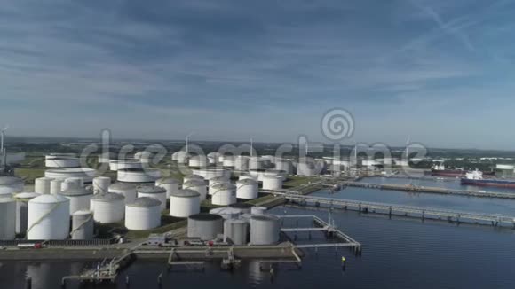 从工业区气景油气工业炼油厂储油罐和管道钢视频的预览图