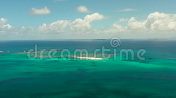 带有热带岛屿和绿松石水的海景视频的预览图