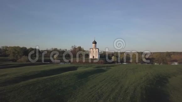 内尔岛上的干涉教堂弗拉基米尔地区俄罗斯空中观景视频的预览图