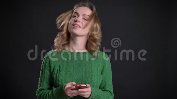 成人白种人女性在镜头前通过手机浏览的特写镜头视频的预览图