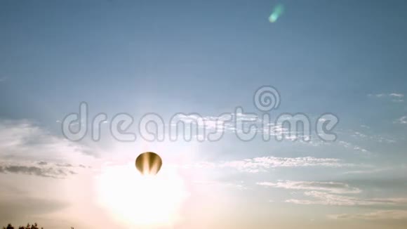 气球越过太阳视频的预览图