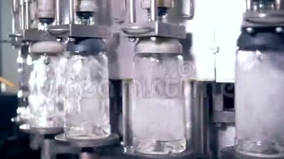 工厂自动倒瓶视频的预览图