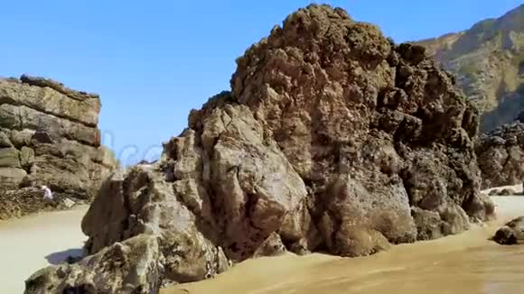 葡萄牙大西洋沿岸的葡萄牙沙质和岩石海滩视频的预览图