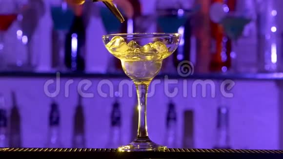 酒吧男用冰做鸡尾酒甜的视频的预览图