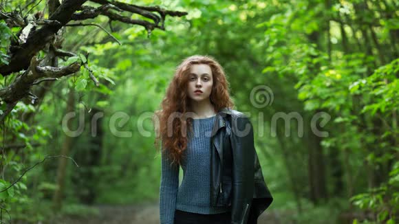 春天森林里的年轻女子视频的预览图