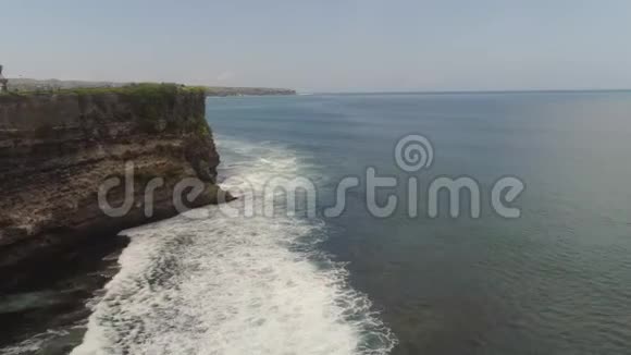 岩石和海洋巴厘岛空中观景视频的预览图