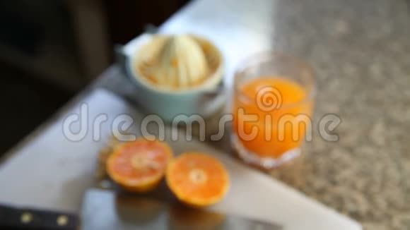橘子用手捏制成一种纯净健康的橙汁视频的预览图