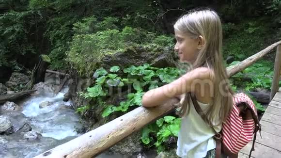 儿童在森林漫步儿童远足山女孩在露营冒险视频的预览图