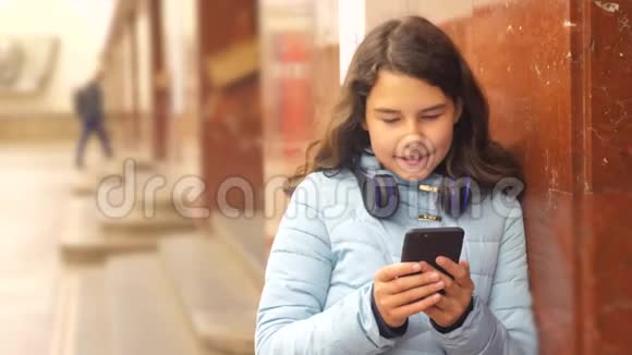少女乘坐地铁地铁在地铁等待火车到来的生活方式手持智能手机视频的预览图