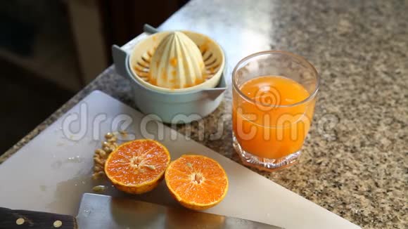 橘子用手捏制成一种纯净健康的橙汁视频的预览图