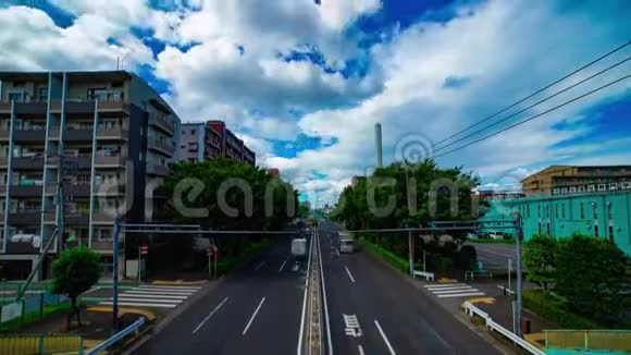 东京Kanpachi大道的一条汽车街的时间推移白天的大镜头倾斜视频的预览图