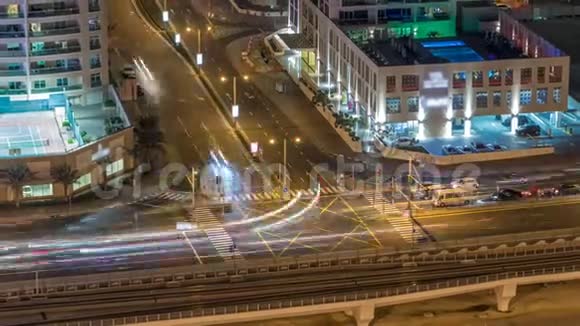 在大城市的夜晚可以鸟瞰道路交叉口视频的预览图