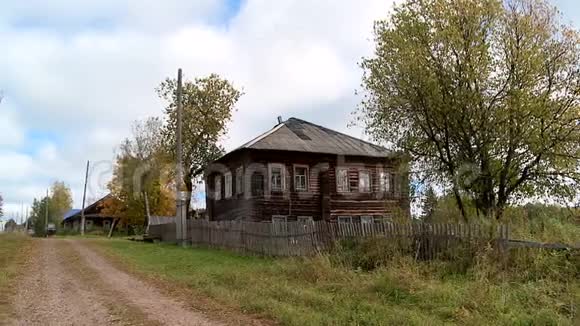 夏天俄罗斯农村的生活视频的预览图
