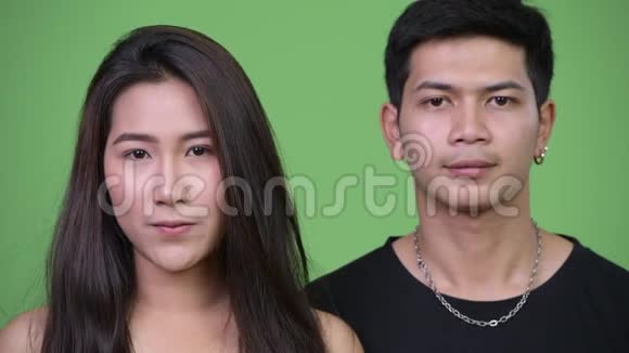 年轻的亚洲夫妇在一起视频的预览图
