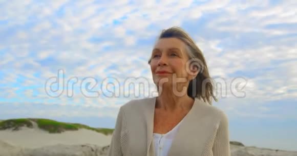 活跃的高加索族妇女站在海滩上视频的预览图