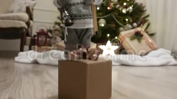 新年礼物玩具和圣诞树4UHDK视频的预览图