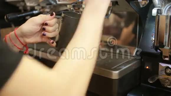 咖啡师在咖啡馆里准备咖啡咖啡谷物视频的预览图