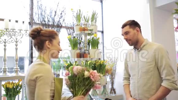 花店里有花的女人和男人视频的预览图