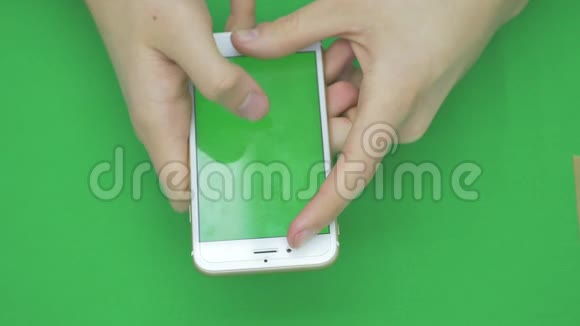 在绿色屏幕上使用智能手机各种手势vertikal关闭绿色屏幕视频的预览图