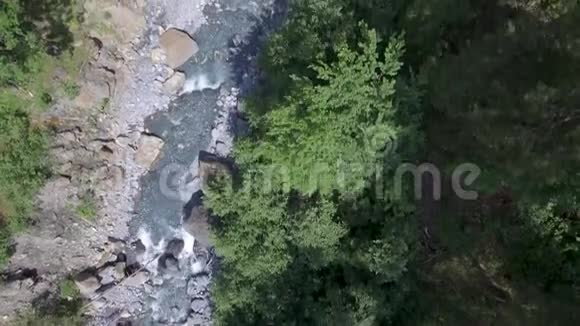 在冰川高山河上空的无人机飞行视频的预览图