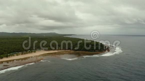 西高岛的海岸蓝色的海洋和波浪视频的预览图