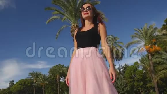 穿薄纱裙子的年轻女子的时尚生活方式肖像视频的预览图