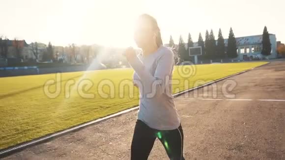 运动女孩慢跑视频的预览图