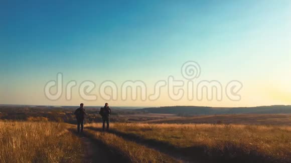 男性背包客徒步登山探险徒步情侣游享生活风景自然景观暑假假期视频的预览图