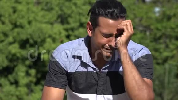 哭泣的成年西班牙裔男子视频的预览图