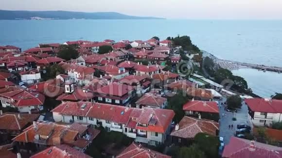 保加利亚黑海沿岸古城内塞巴尔屋顶的鸟瞰图视频的预览图