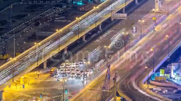 迪拜市中心高速公路繁忙交叉口的夜间交通视频的预览图