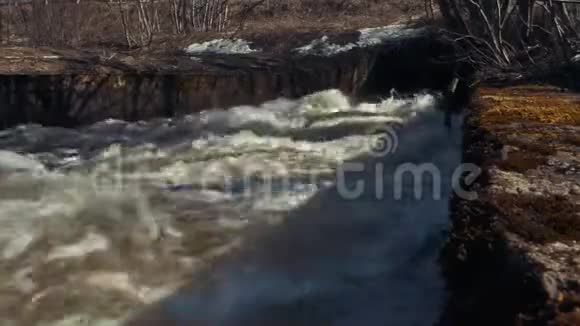 水库排放的强大水流视频的预览图