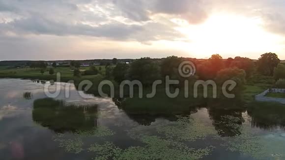 日落时欣赏美丽的湖景视频的预览图