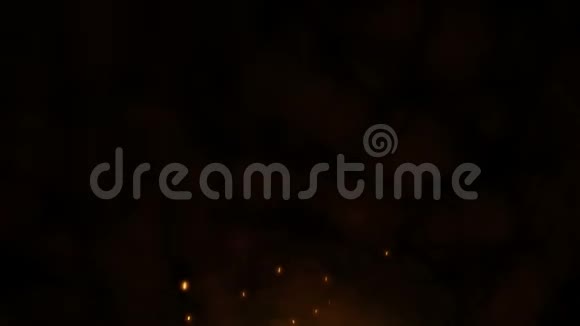 现实的大火伴着炽热的火花在夜空中升起在抽象的背景上点燃火焰视频的预览图