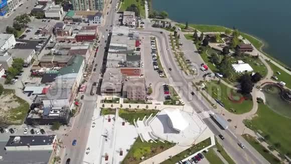 城市和湖泊的鸟瞰图视频的预览图