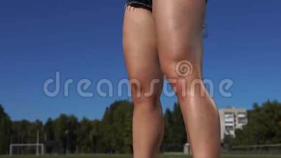 女性健身训练液重量重视频的预览图