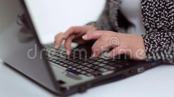 使用笔记本电脑和键盘的年轻女孩视频的预览图