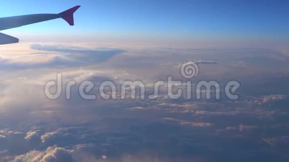 深蓝天空视野下飞机机翼轮廓视频的预览图