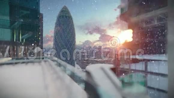 日出时的伦敦下雪时的瑞士再保险总部热金放大视频的预览图
