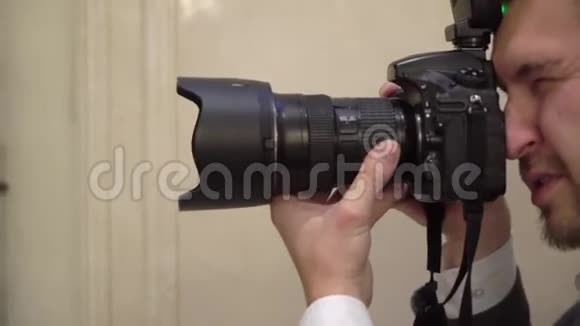 室内专业拍照摄影师正在用数码相机DSLR拍照视频的预览图