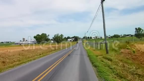 沿着阿米什乡村行驶穿过马和巴吉视频的预览图
