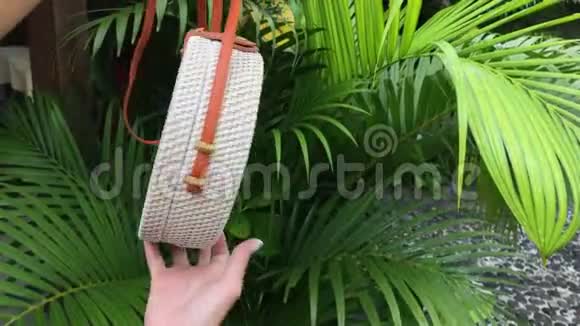 在热带背景上特写时尚手工藤手提包巴厘岛视频的预览图