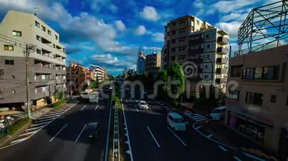 东京Kanpachi大街的一条汽车街在白天的大范围内拍摄视频的预览图