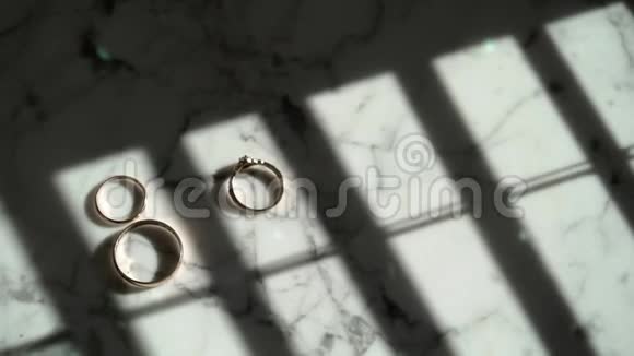三枚结婚戒指视频的预览图