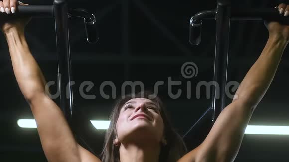 漂亮的白种人健身妇女在健身房锻炼肌肉健身和健身概念健身房背景腹肌锻炼视频的预览图