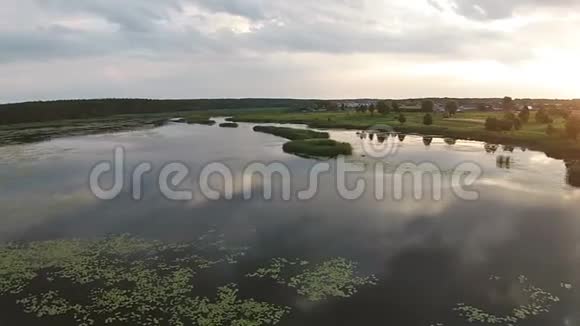 日落时欣赏美丽的湖景视频的预览图