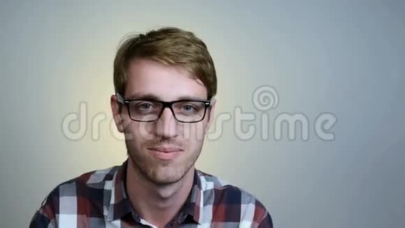 戴眼镜的年轻人视频的预览图