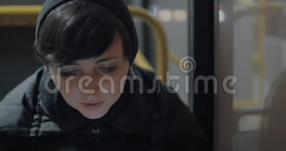 公交车上有手机的女通勤者视频的预览图