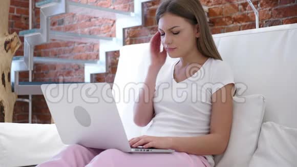 紧张和头痛有压力的妇女在手提电脑上工作视频的预览图