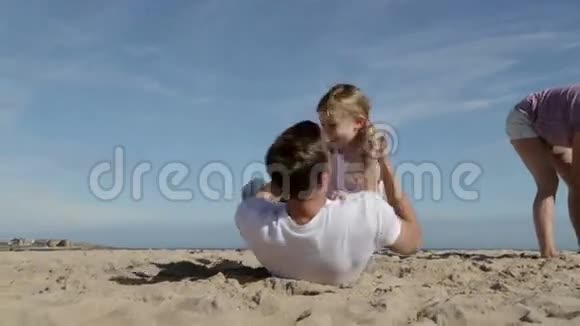 一家人一起在海滩上玩耍视频的预览图